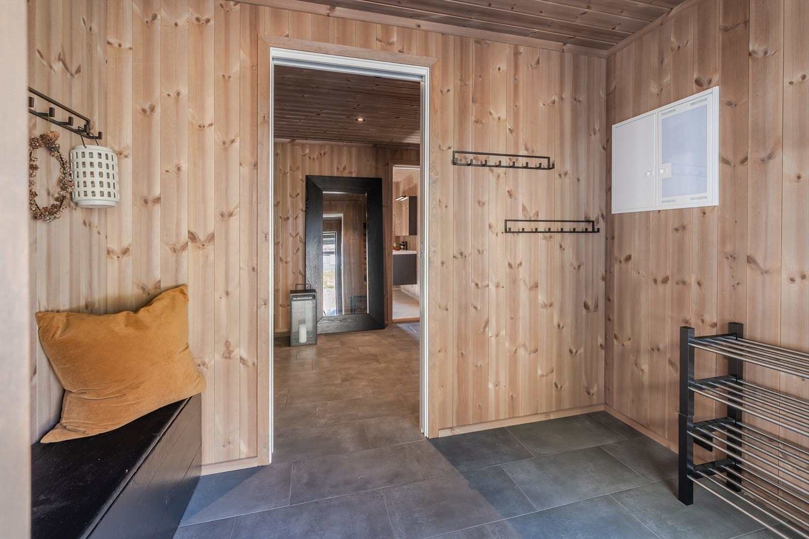 Entré med store fliser, varmekabler og plass til tøyoppheng/skohyller Galleribilde