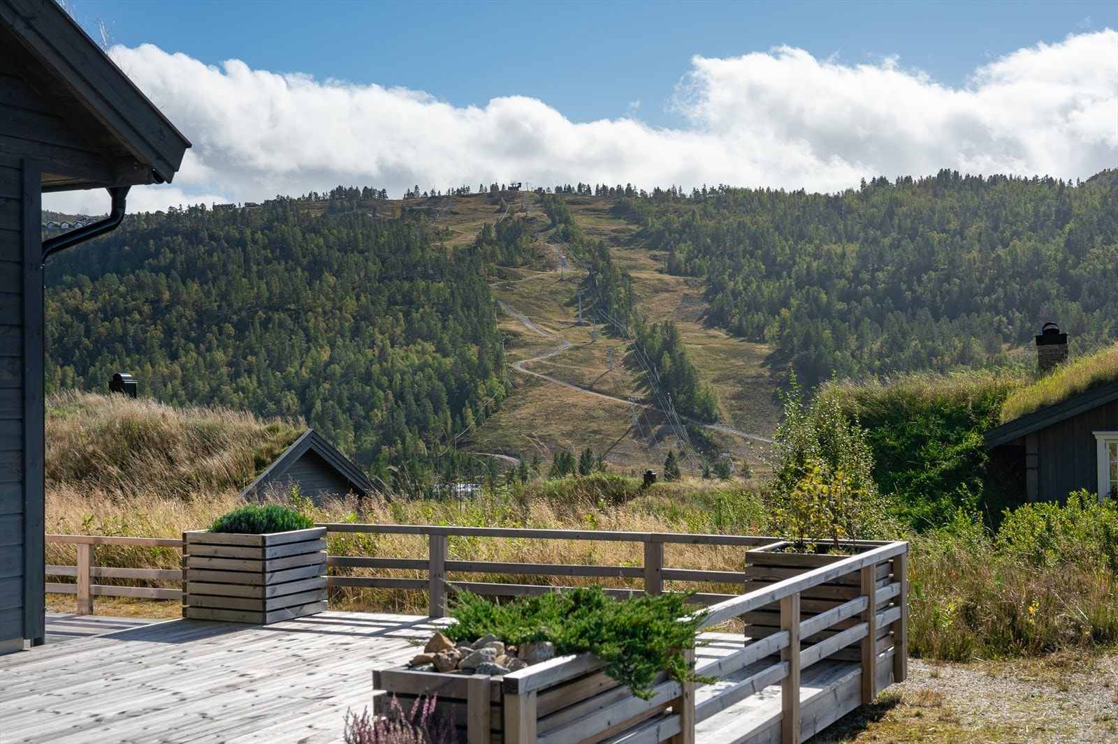 Luftig plassering med gode solforhold og fint utsyn over området mot alpinbakken Galleribilde