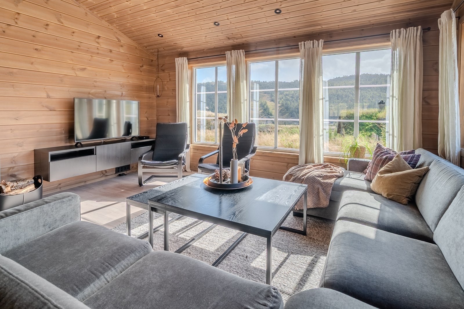 Vindusflater mot tre himmelretninger gir godt med naturlig lysinnslipp Galleribilde