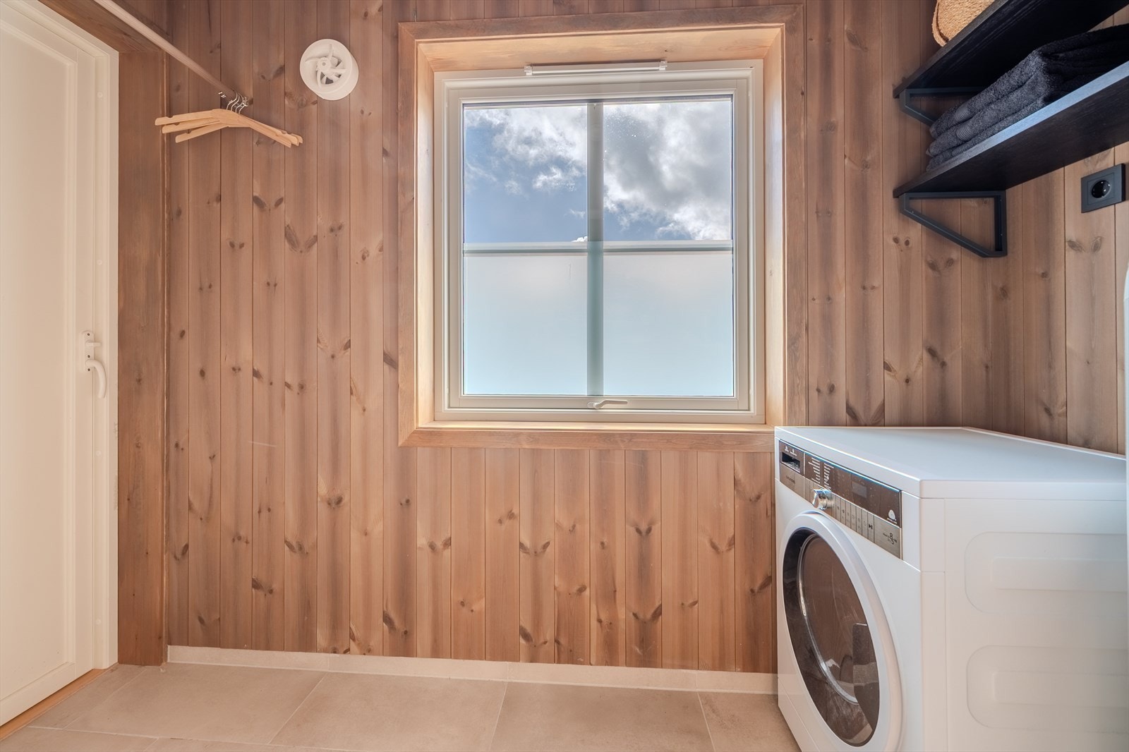 Praktisk vaskerom med fliser, varmekabler og egen inngang Galleribilde