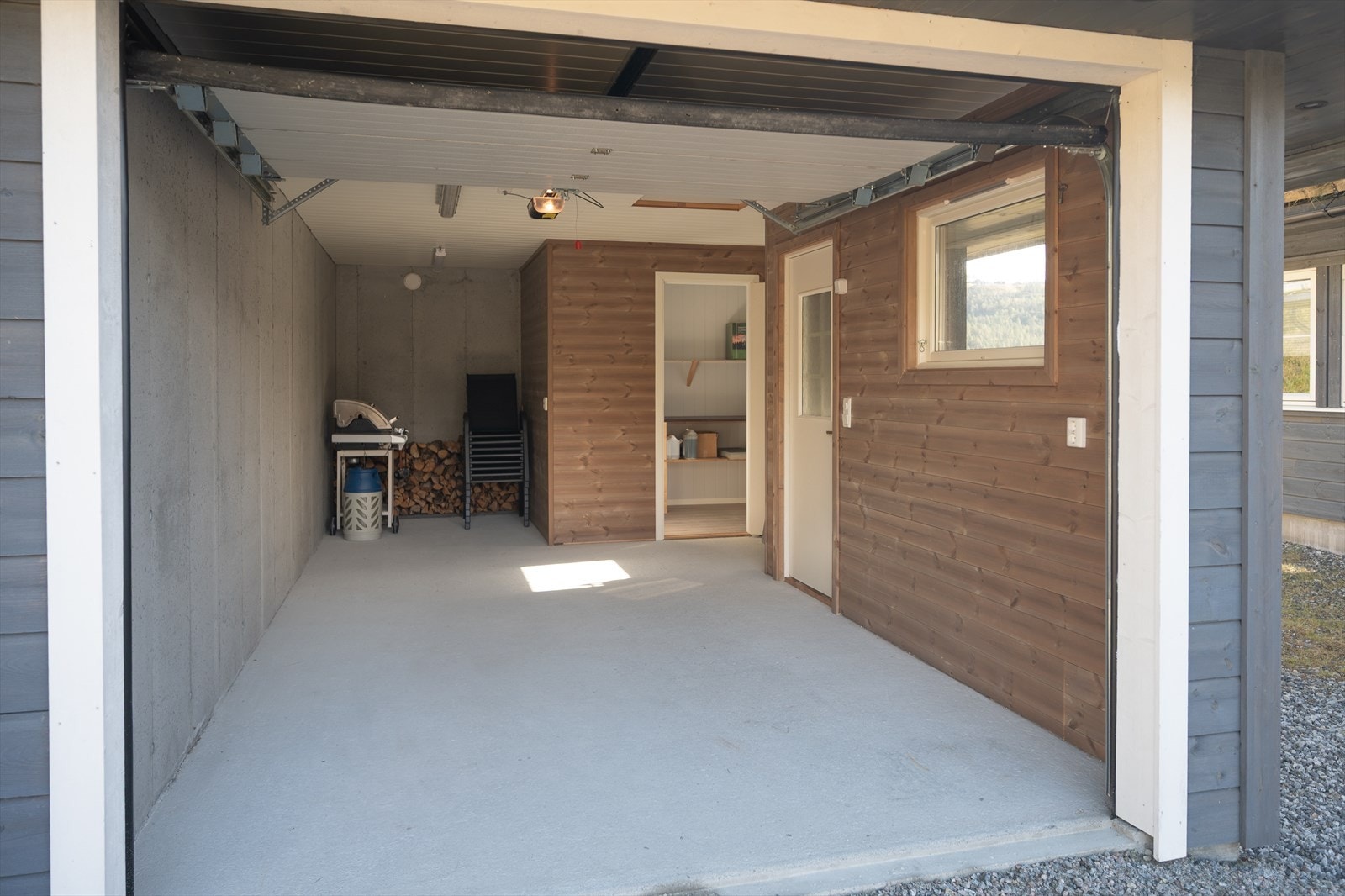 Garasjen er 25 kvm, inkludert isolert bod Galleribilde