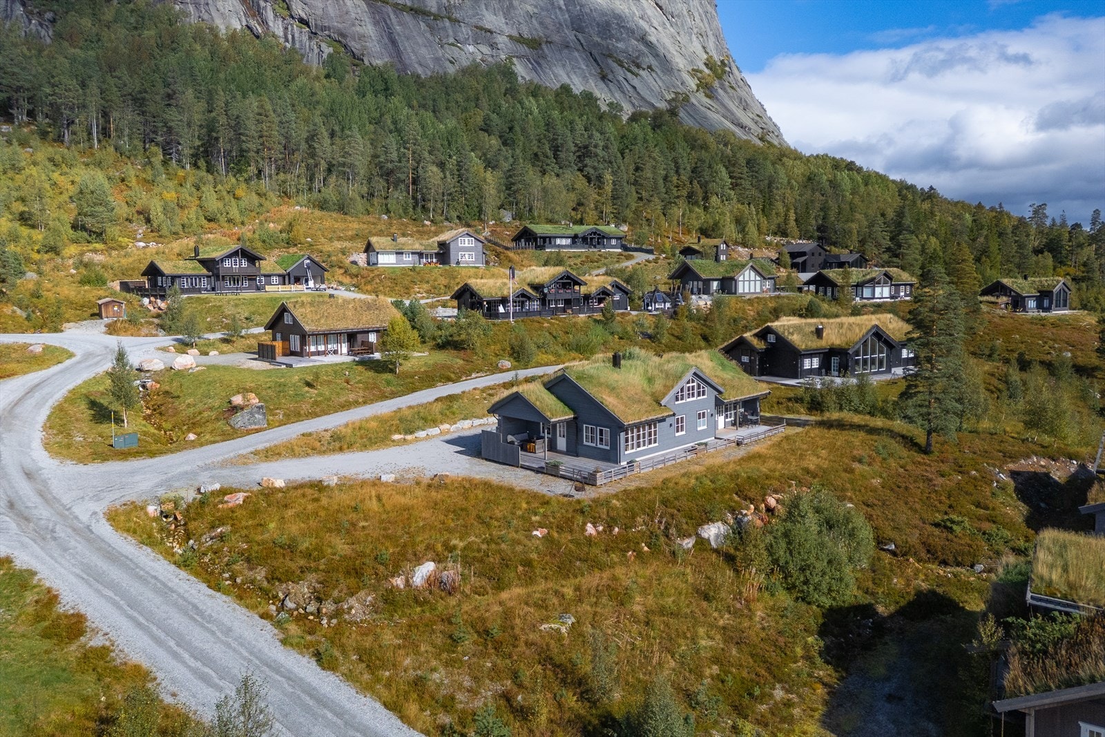 Velbygget hytte med tradisjonelt torvtak Galleribilde