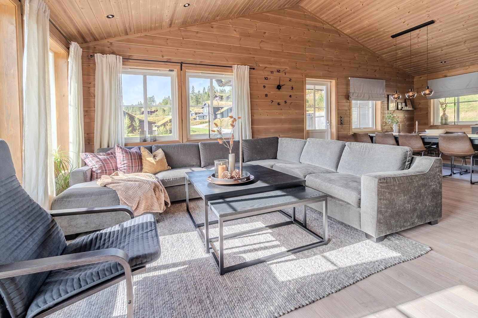 Sosialt allrom med luftig takhøyde Galleribilde