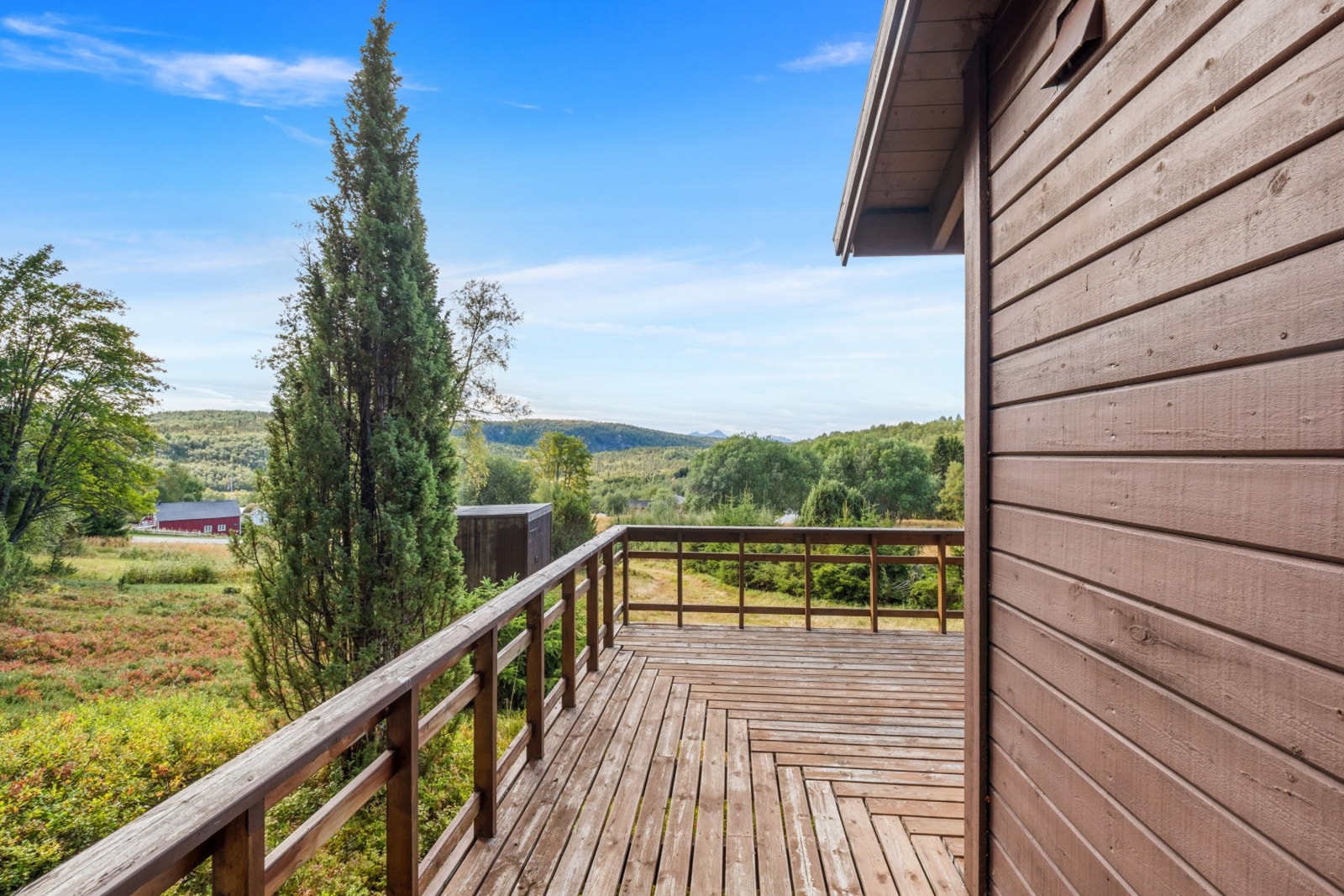 Balkongen strekker seg rundt flere sider av boligen og sikrer gode solforhold store deler av dagen. Galleribilde