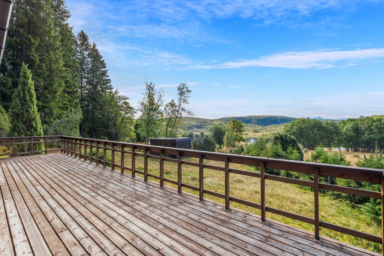 Terrassen strekker seg over hele 35m² og har flotte sol- og utsiktsforhold. Galleribilde
