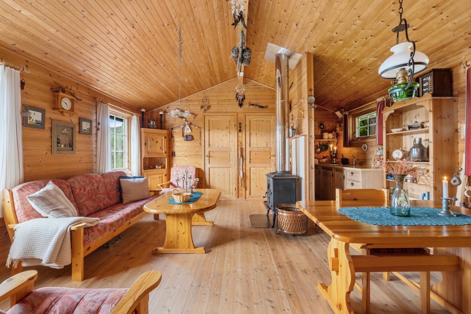 Åpen planløsning med stue og kjøkken, med luftig takhøyde og rikelig lysinnslipp. Galleribilde