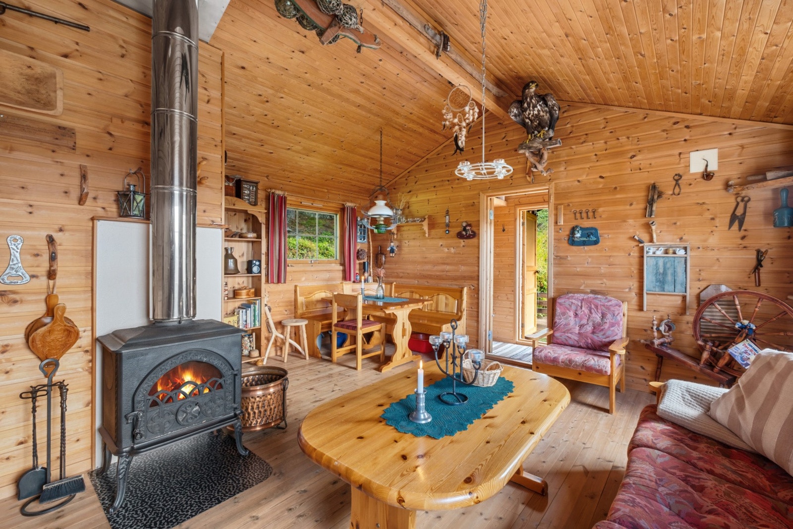Hytten varmes opp via en lun og koselig vedovn. Galleribilde