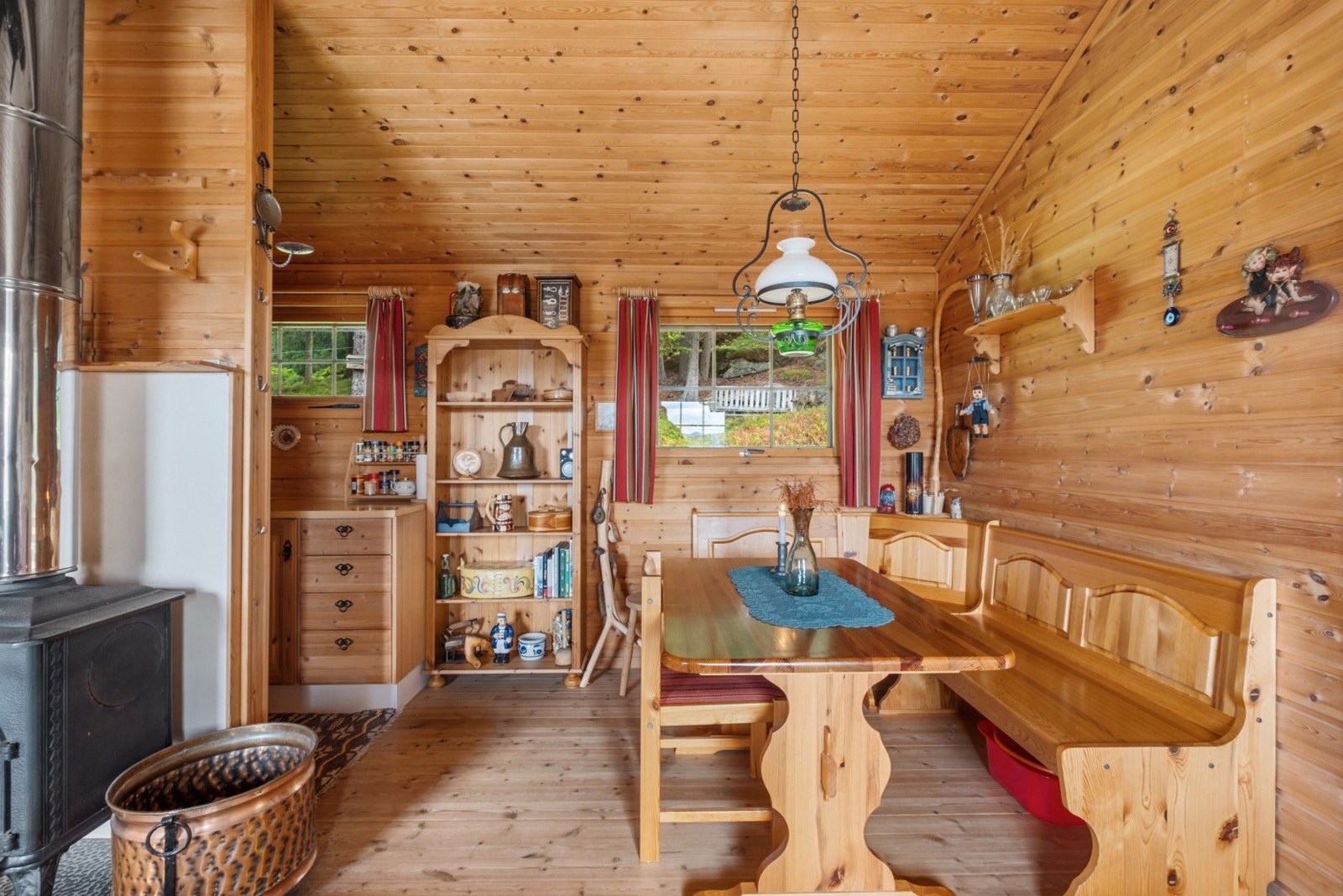 Gulvene er i furu, samt vegger og himling er kledd med trepanel. Galleribilde