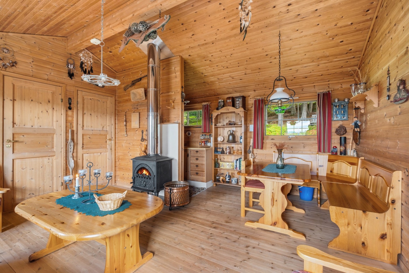 Åpen planløsning med stue og kjøkken, med luftig takhøyde og rikelig lysinnslipp. Galleribilde