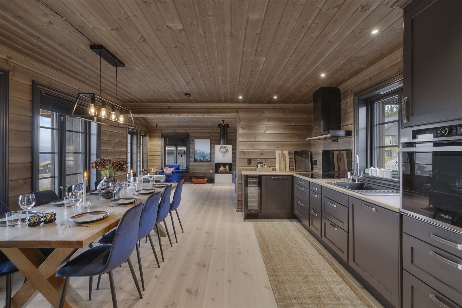 Kjøkkenet er et naturlig samlepunkt i tilknytning til spisebord med samtlige sitteplasser Galleribilde