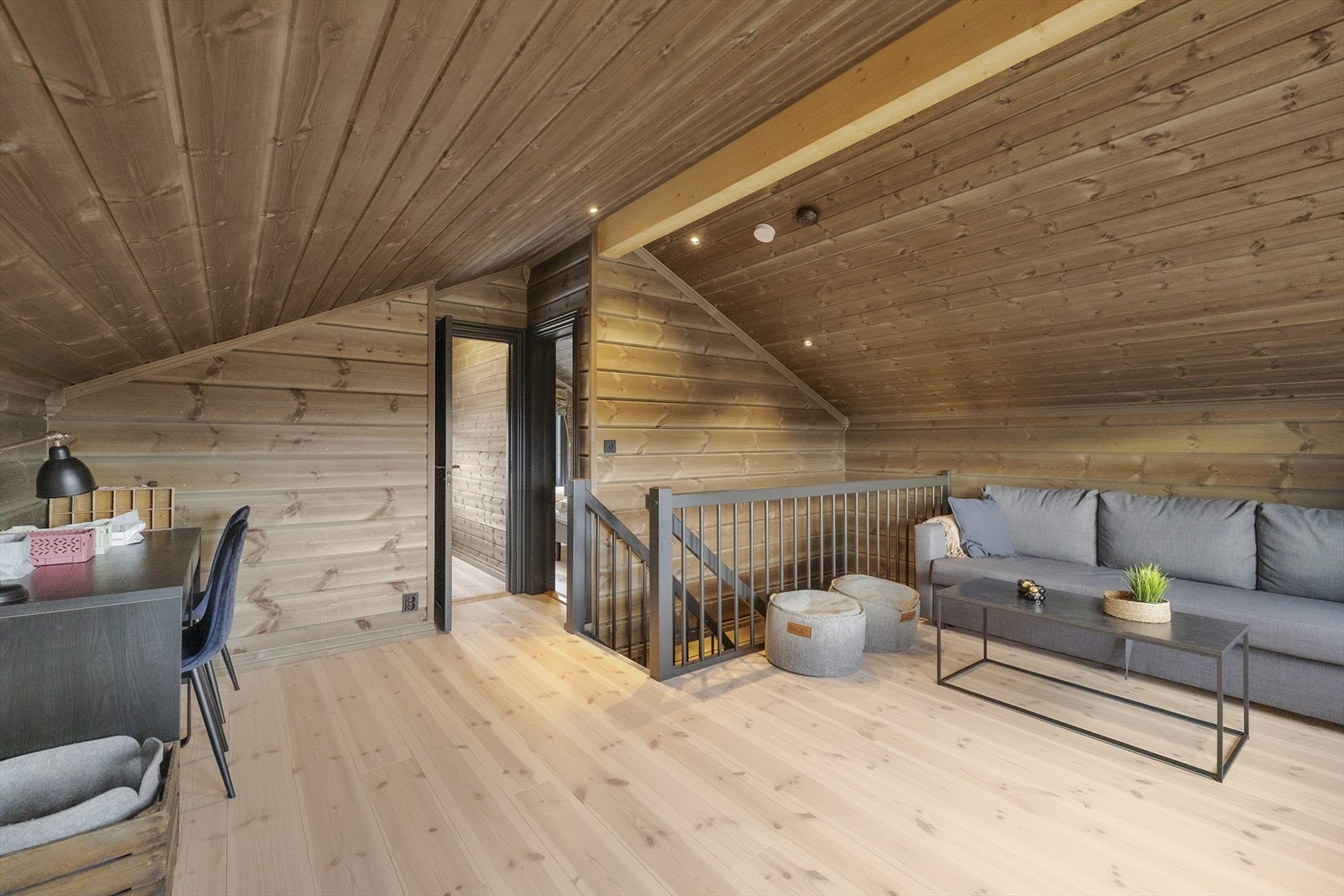 Her finnes også plass til avsidig skrivebord/kontor. Downlights i himling Galleribilde