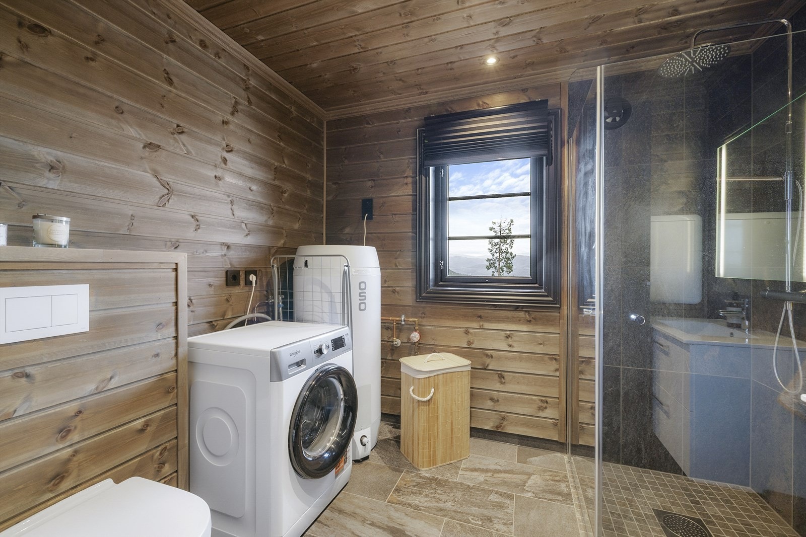 Bad 2 med opplegg for vaskemaskin, flislagt regnsfallsdusj med innfellbare dusjvegger, vegghengt toalett og nedfelt servant. Elektrisk gulvvarme og avtrekk Galleribilde