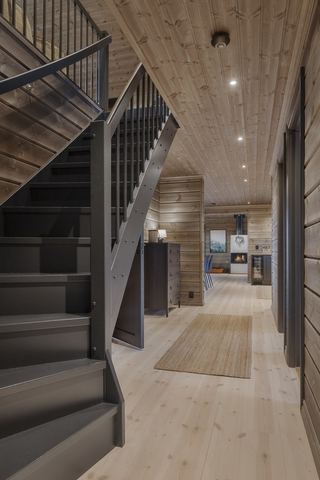 Ettertraktet kvalitet med åpen siktlinje fra inngangspartiet til hyttas motsatte ende Galleribilde