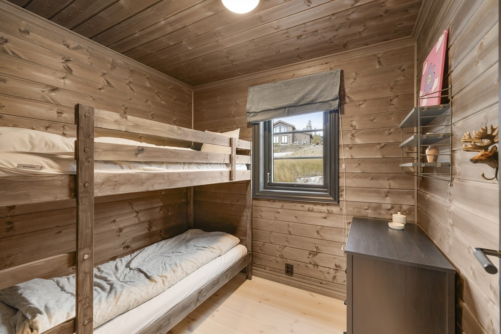 Soverom 2 har praktisk familiekøye Galleribilde