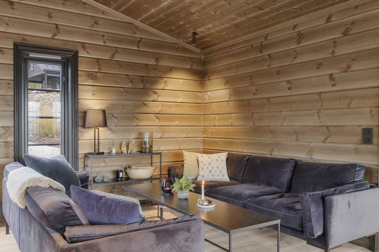 Hytta har en gjennomført standard med furuparkett, beiset trepanel og skjult elektrisk anlegg Galleribilde