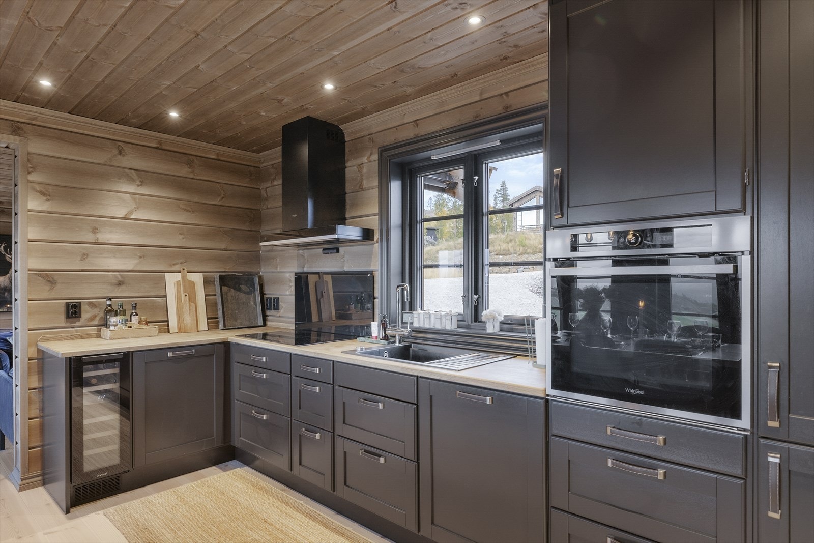 Eksklusivt kjøkken fra Kistefoss med integrert vinskap, platetopp, stekeovn, kjøl/fryseskap og oppvaskmaskin. Waterguard og komfyrvakt Galleribilde