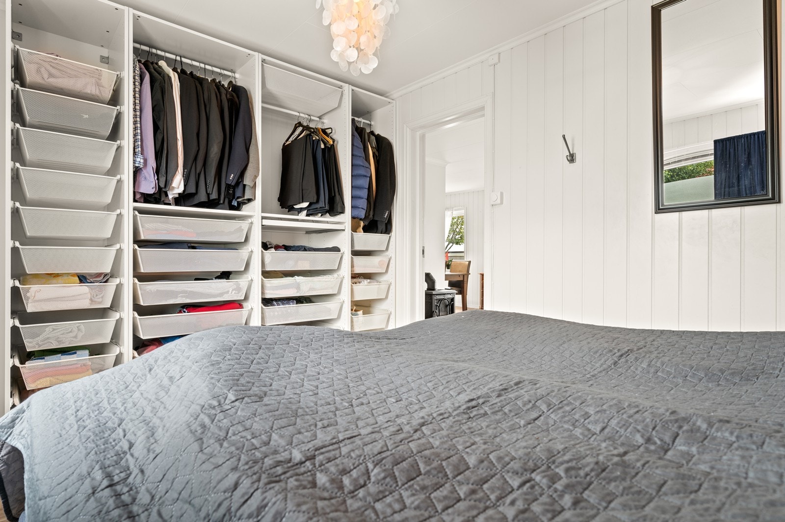 Her er det i satt inn en innholdsrik, åpen garderobeløsning, med god lagringsplass Galleribilde