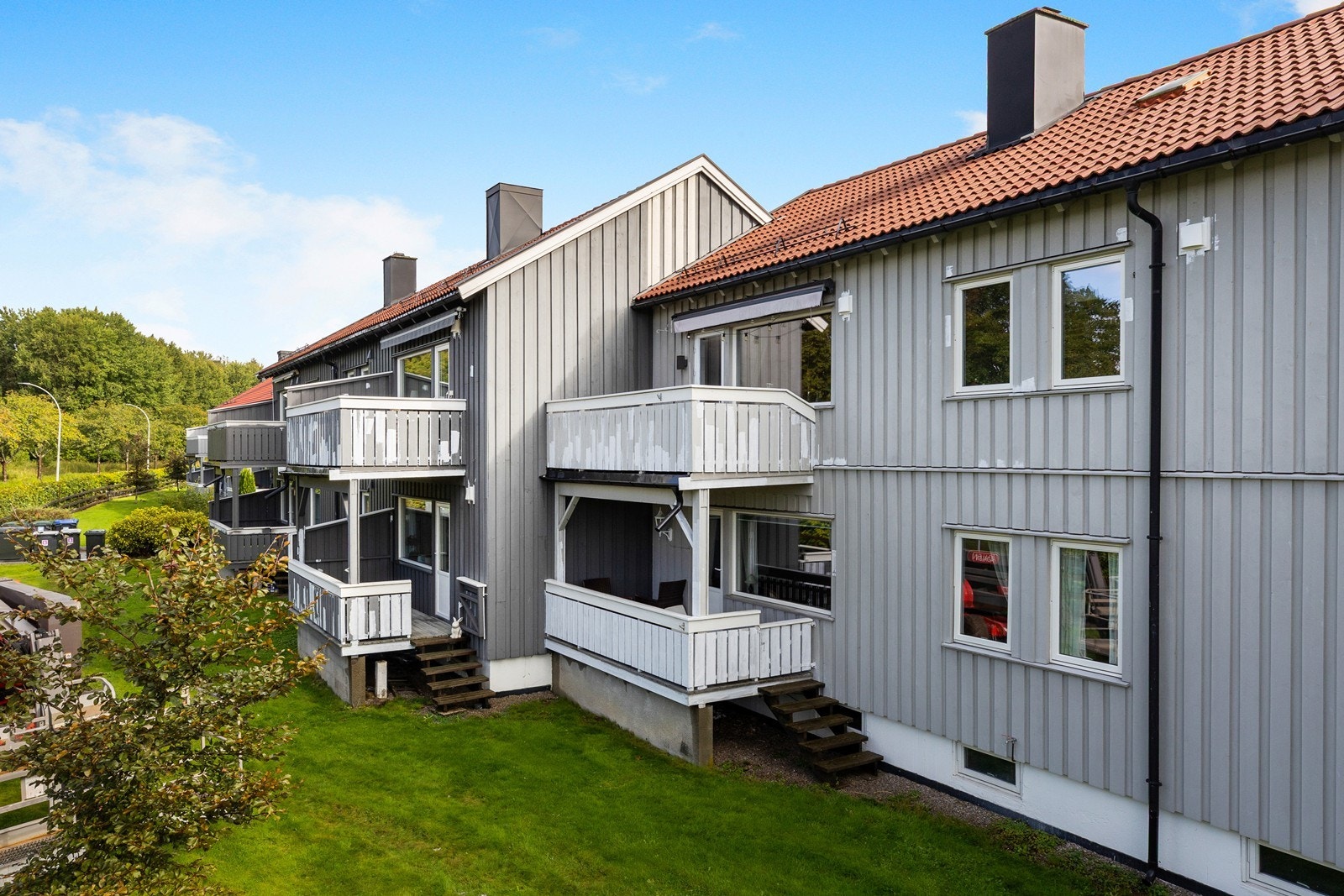 Maling av fasaden pågår. Galleribilde