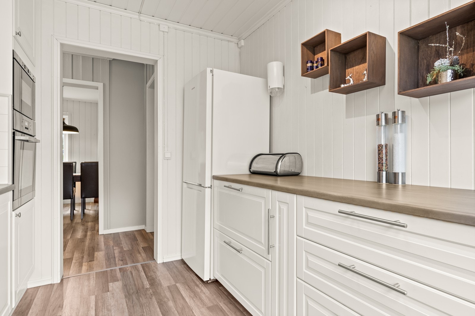 Videre er det avsatt plass til frittstående kjøl-/og fryseskap. Det er kort avstand mellom kjøkken og spisestue Galleribilde