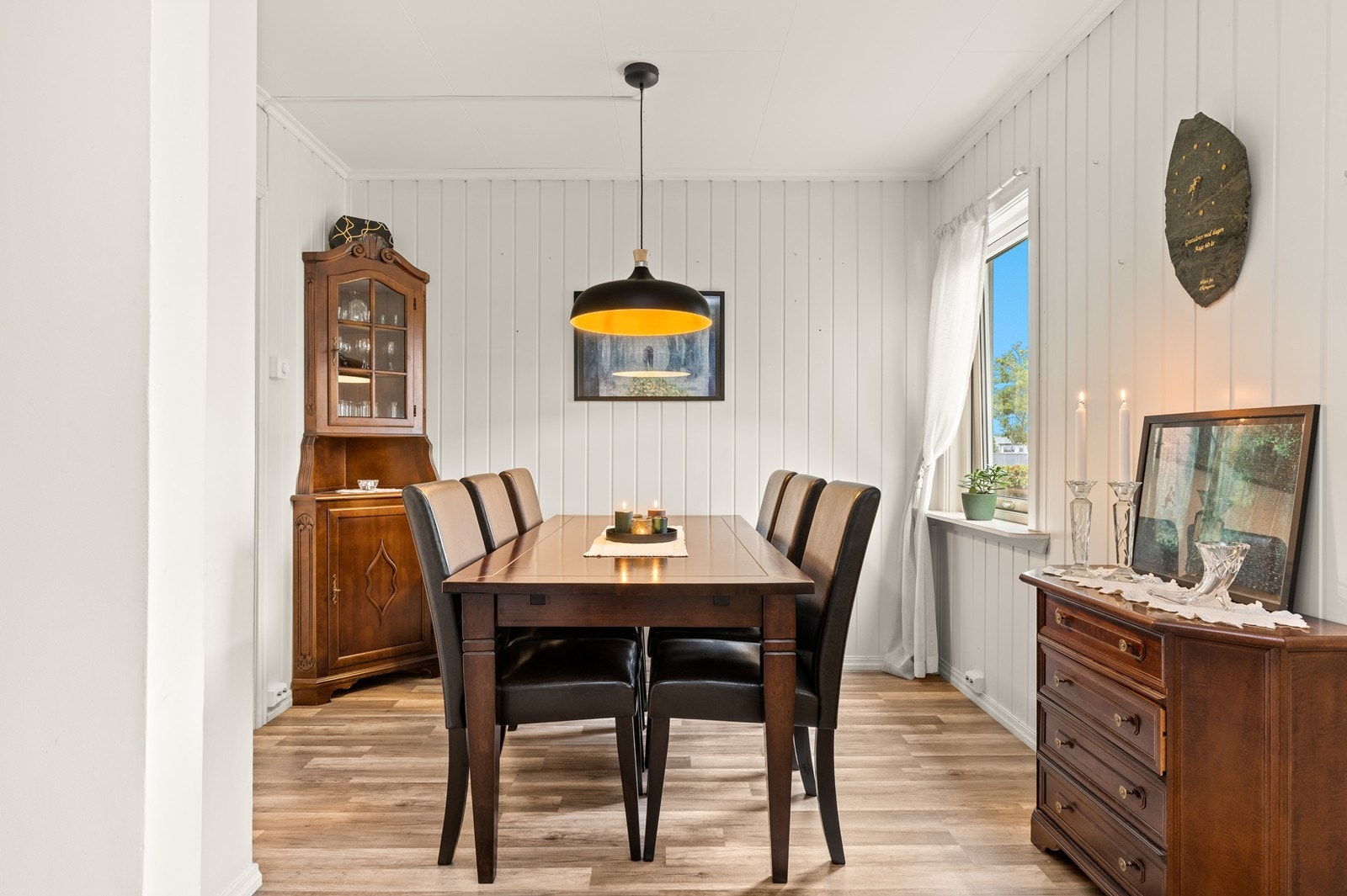 Koselig, dels separat spisestue Galleribilde