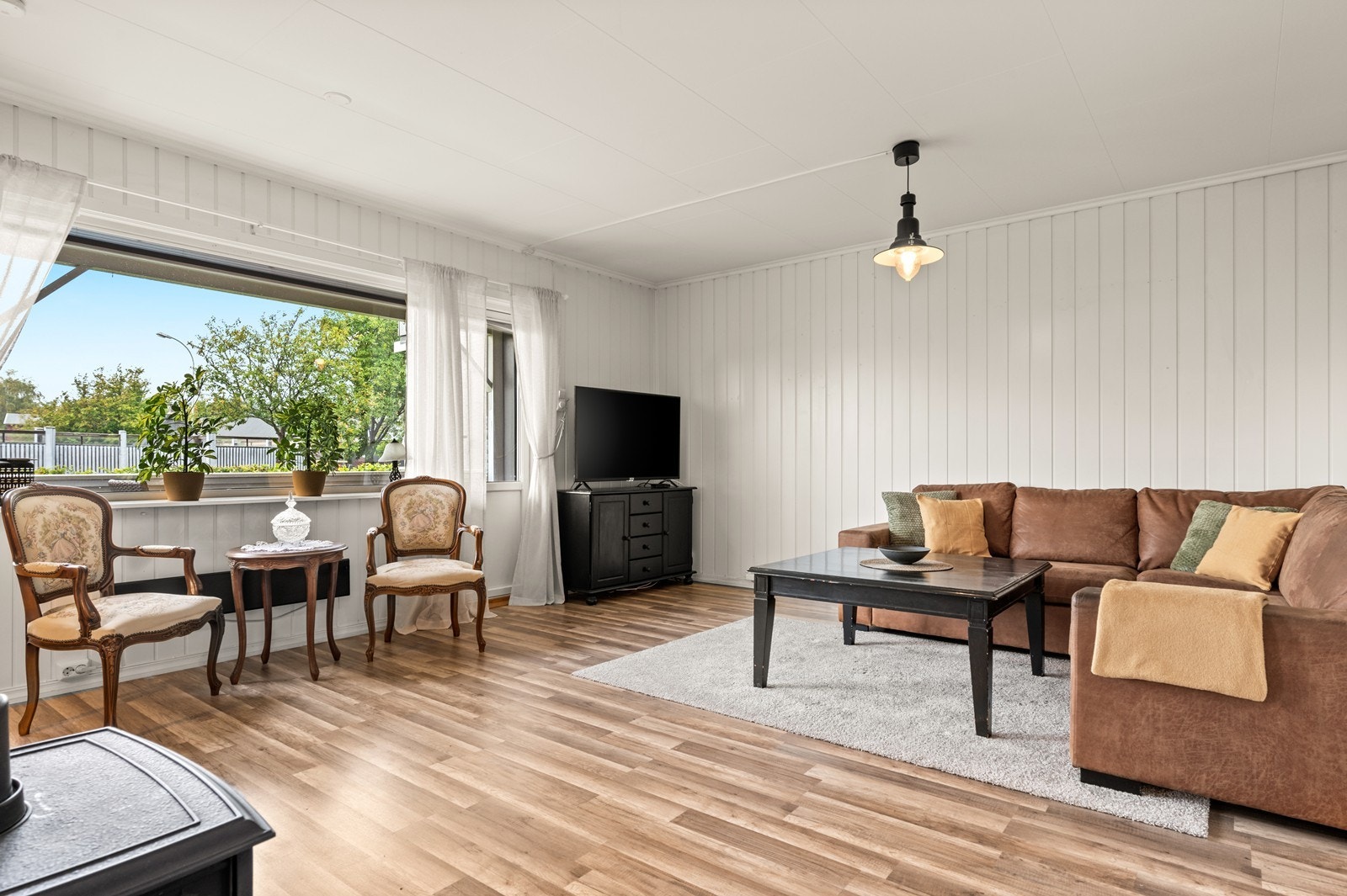 I fra stua er det også utgang til en vestvendt veranda Galleribilde