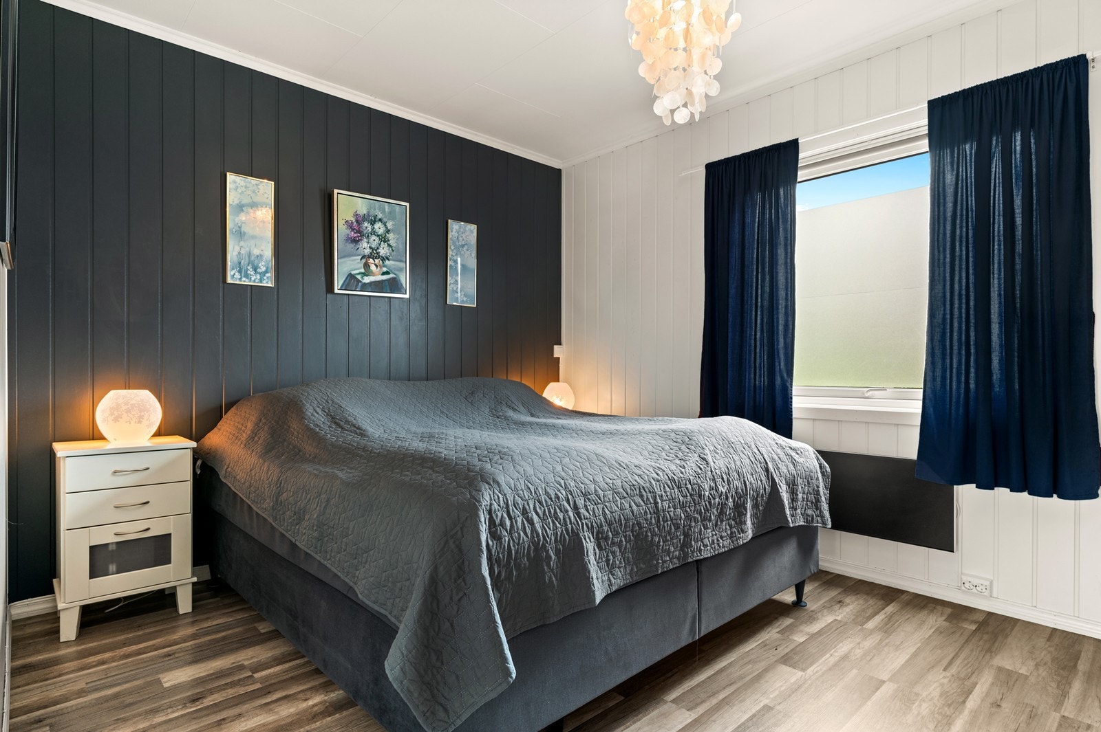 Hovedsoverommet er romslig, og har de samme lyse overflatene som boligen for øvrig, med en mørkere kontrastvegg. Det er god plass til dobbeltseng og tilhørende nattbord Galleribilde