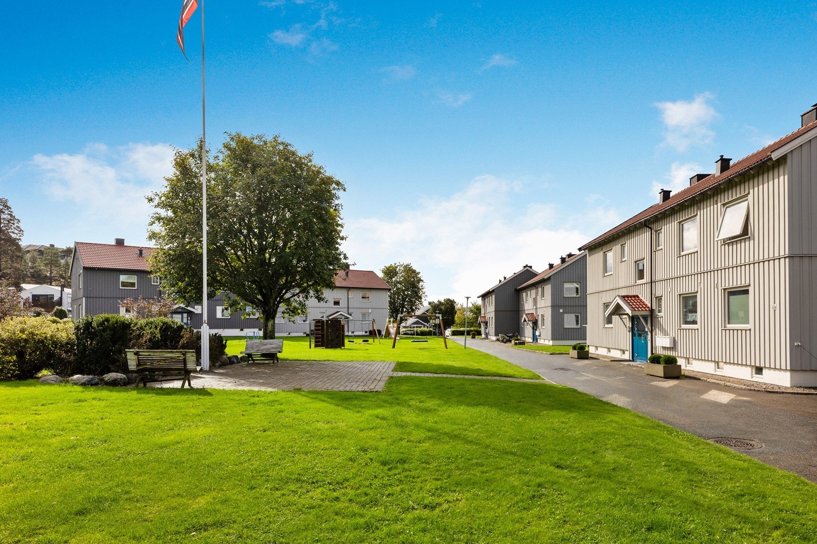 Fasade med felles inngangsdør til 4-mannsboligen Galleribilde