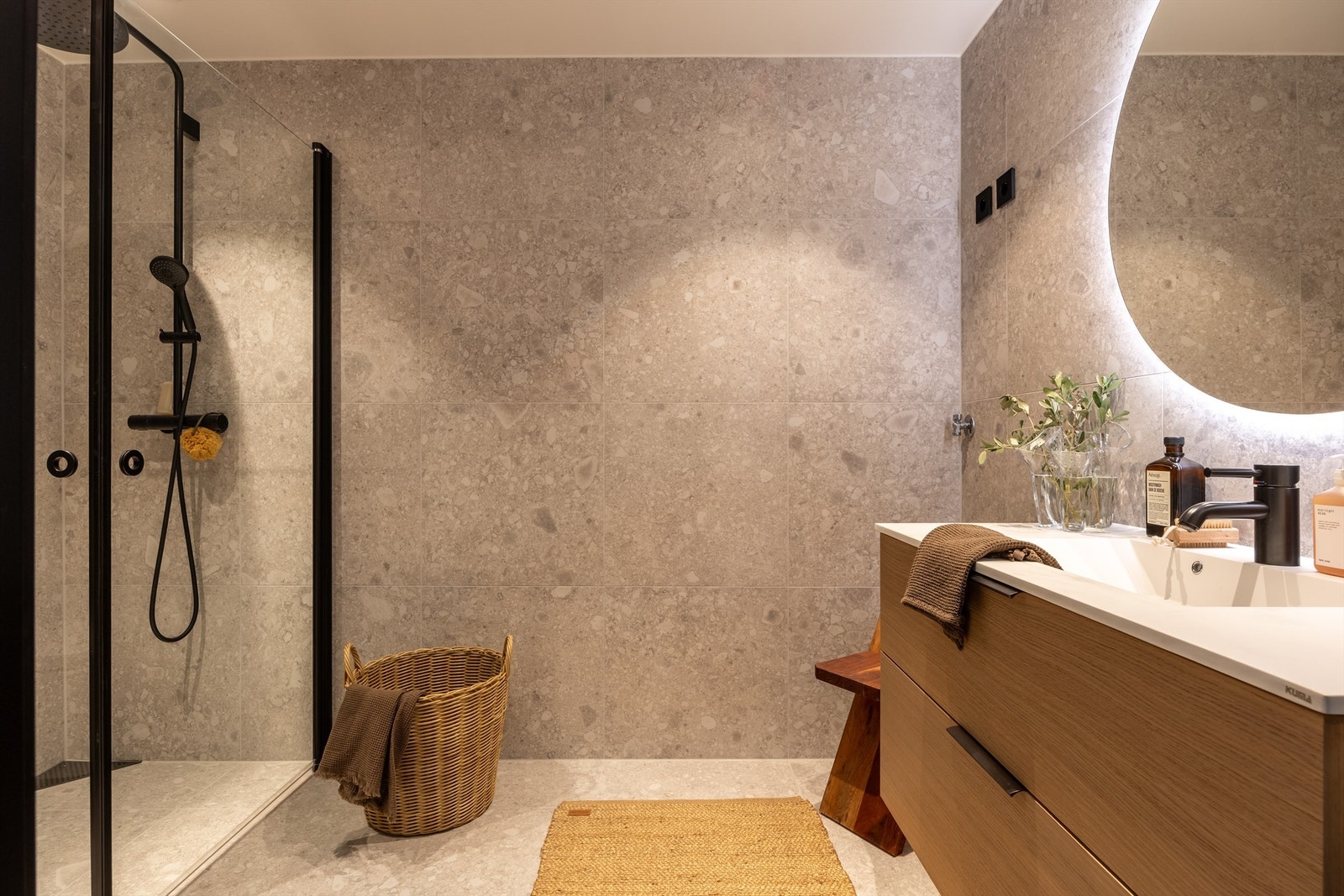 Leiligheten har to lekre, flislagte baderom Galleribilde