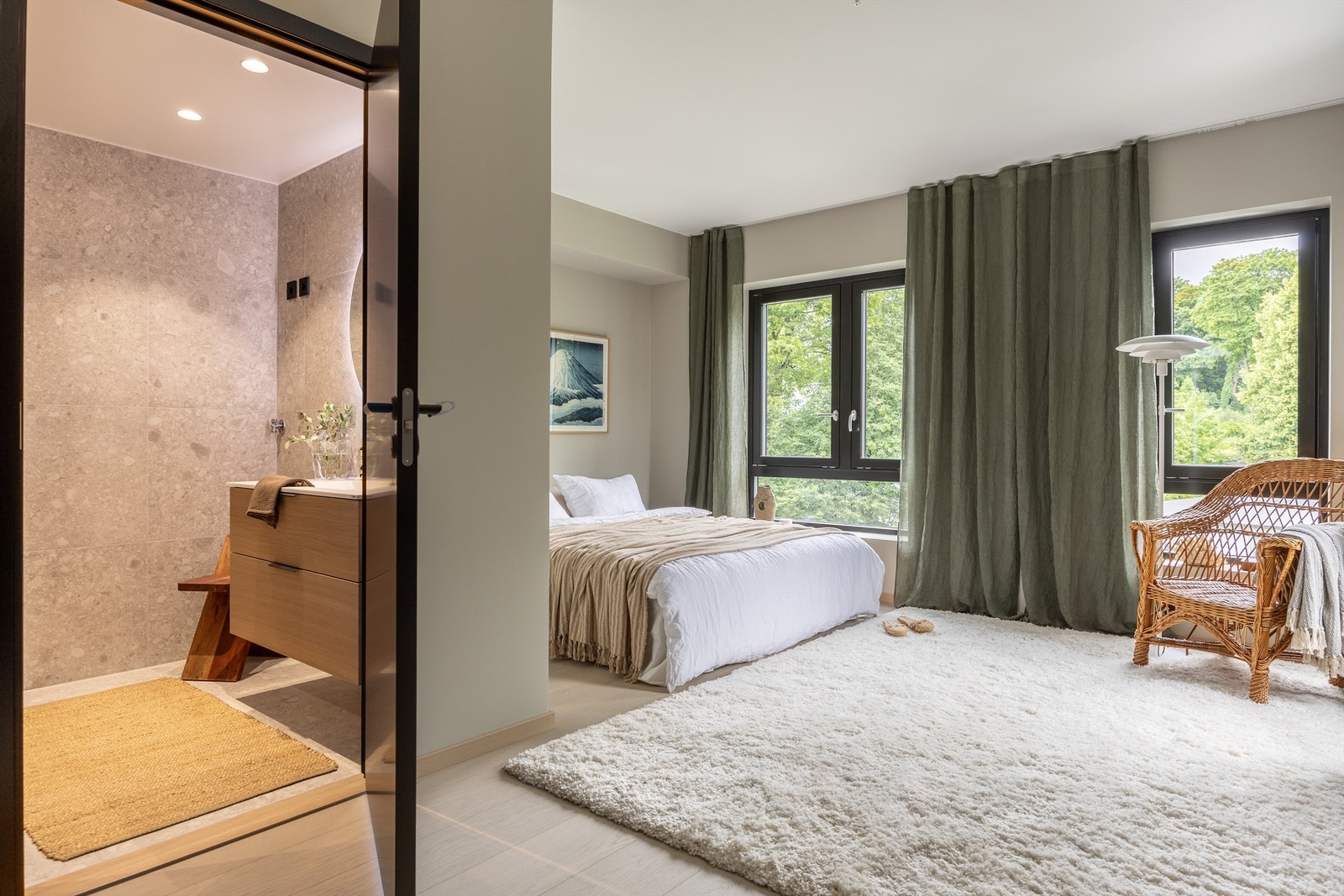 Hovedsoverommet har inngang til eget bad Galleribilde