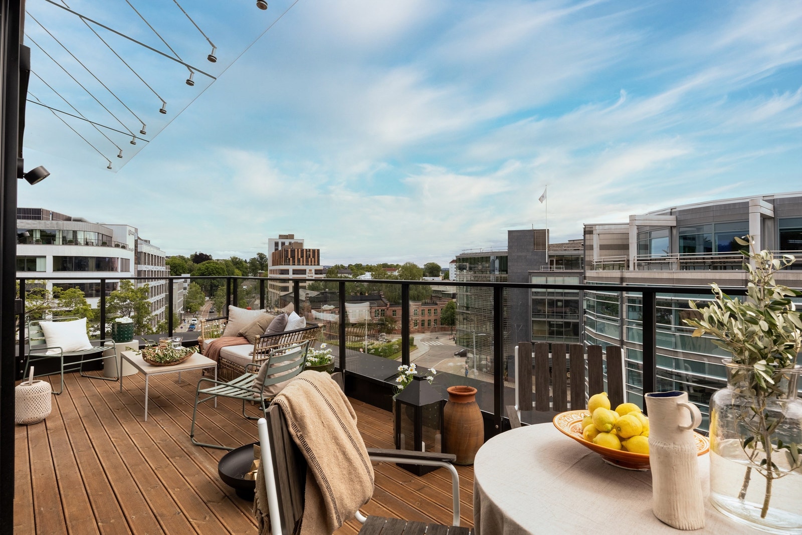 På den private takterrassen har man gode solforhold gjennom hele dagen Galleribilde