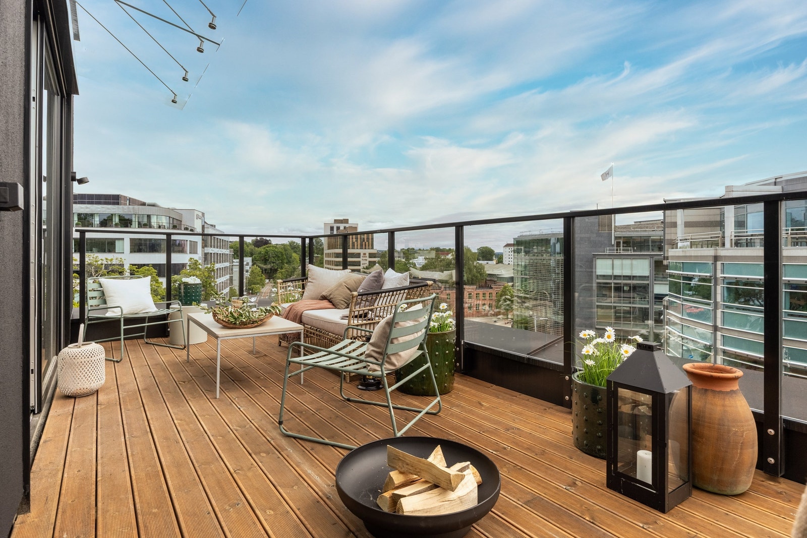 På den private takterrassen har man gode solforhold gjennom hele dageneg Galleribilde