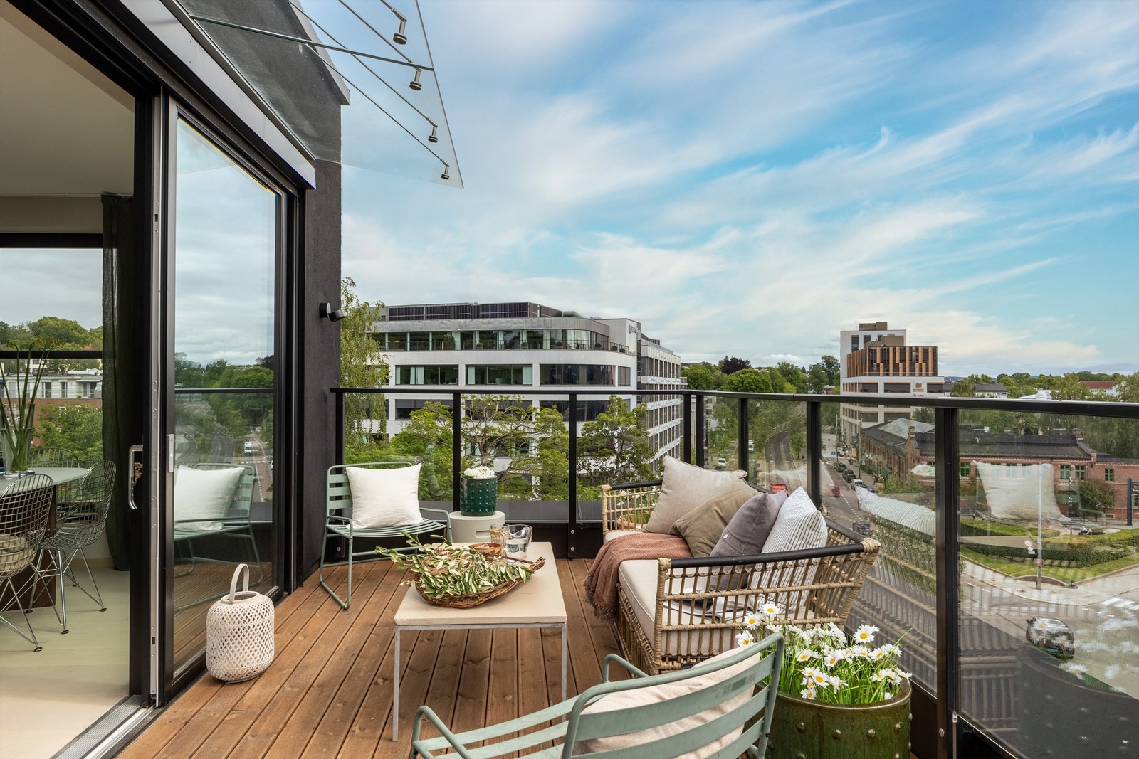 På den private takterrassen har man gode solforhold gjennom hele dagen Galleribilde