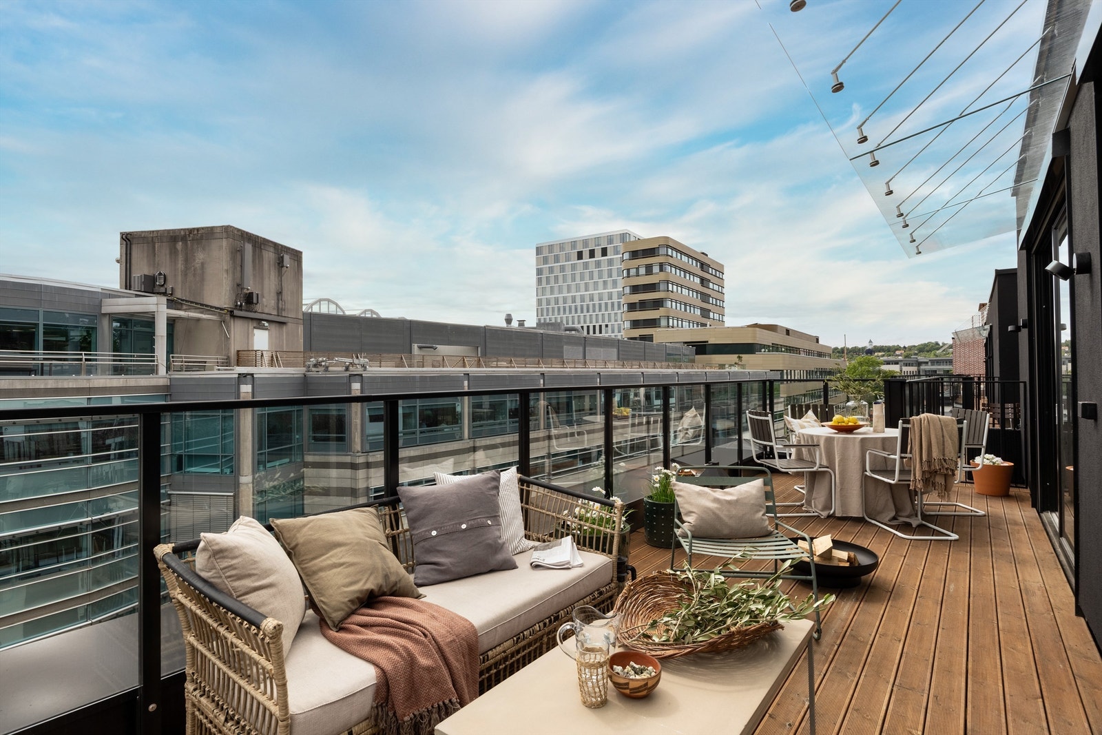 På den private takterrassen har man gode solforhold gjennom hele dagen Galleribilde