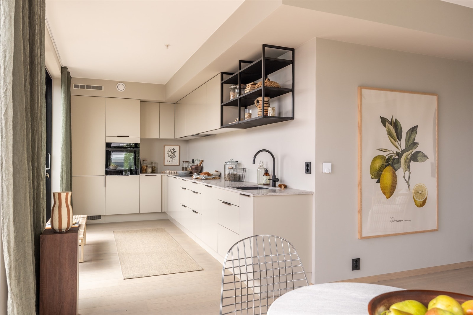 Leiligheten har et lekkert kjøkken fra HTH Galleribilde