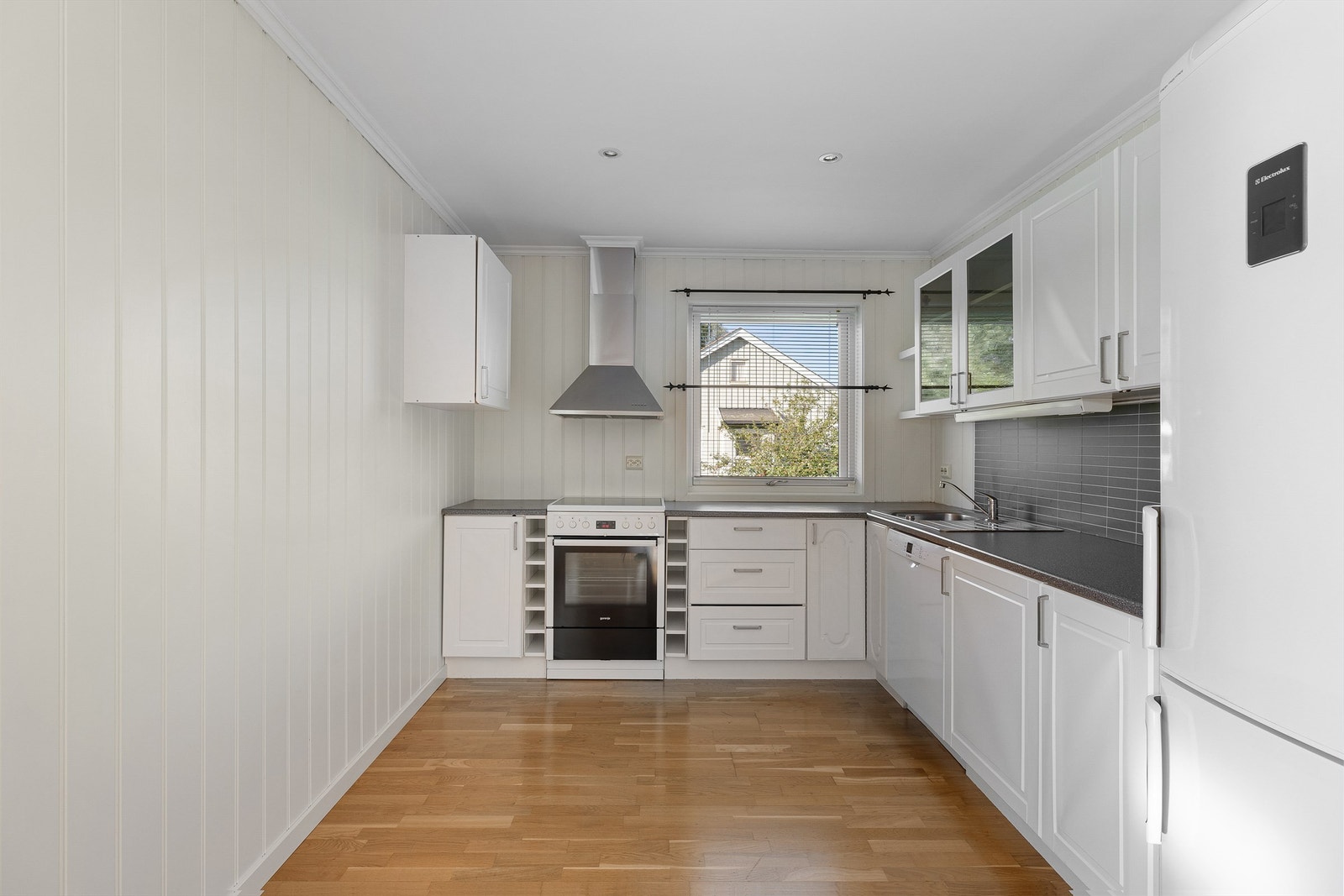 Kjøkkeninnredningen er grunnet slitasjepreg naturlig gjenstand for utskiftning, men funksjonell. Galleribilde