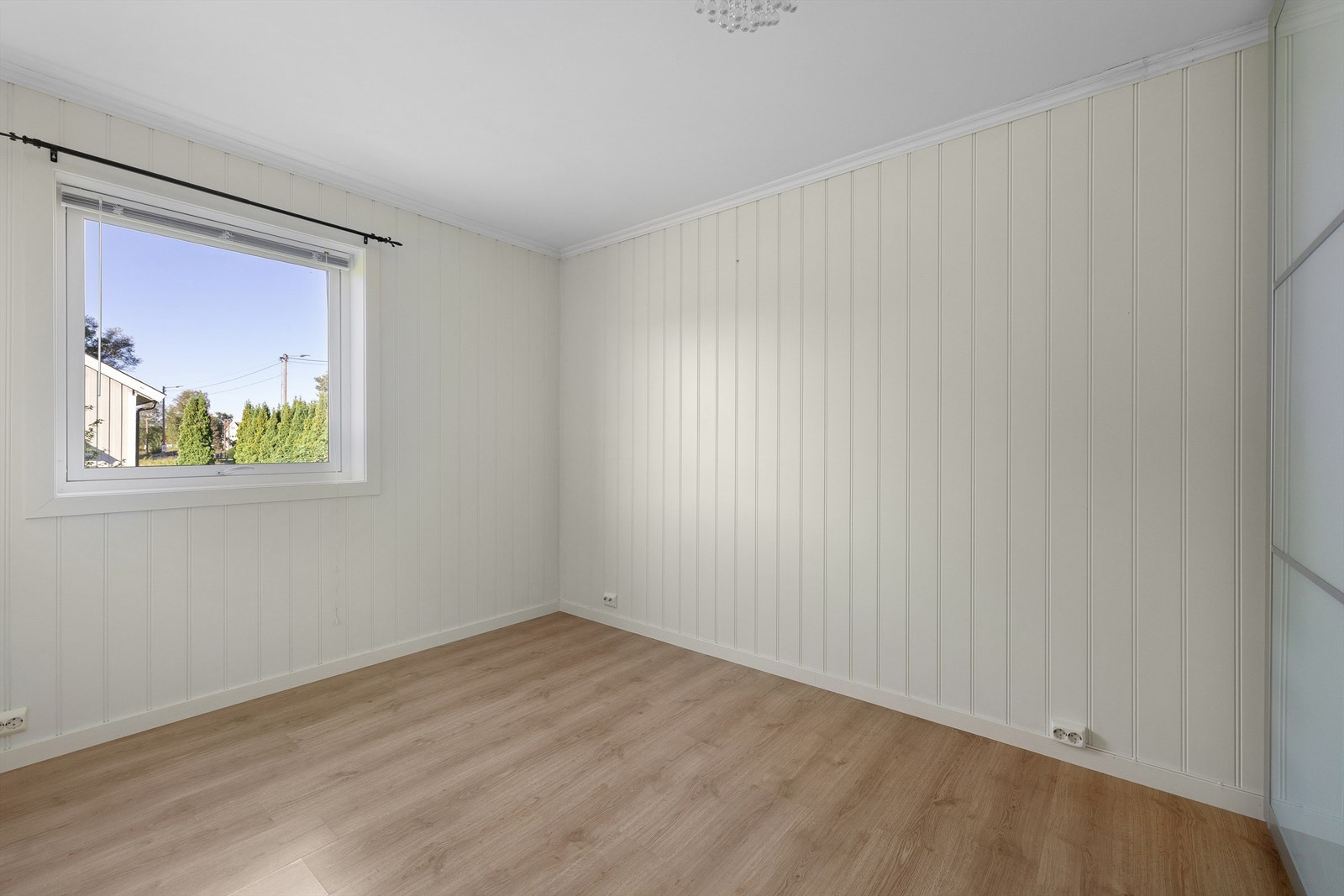 Soverommene har gulv av laminat. Dette har ca. 10 kvm. gulvflate i tillegg til skyvedørsgarderobe. Galleribilde