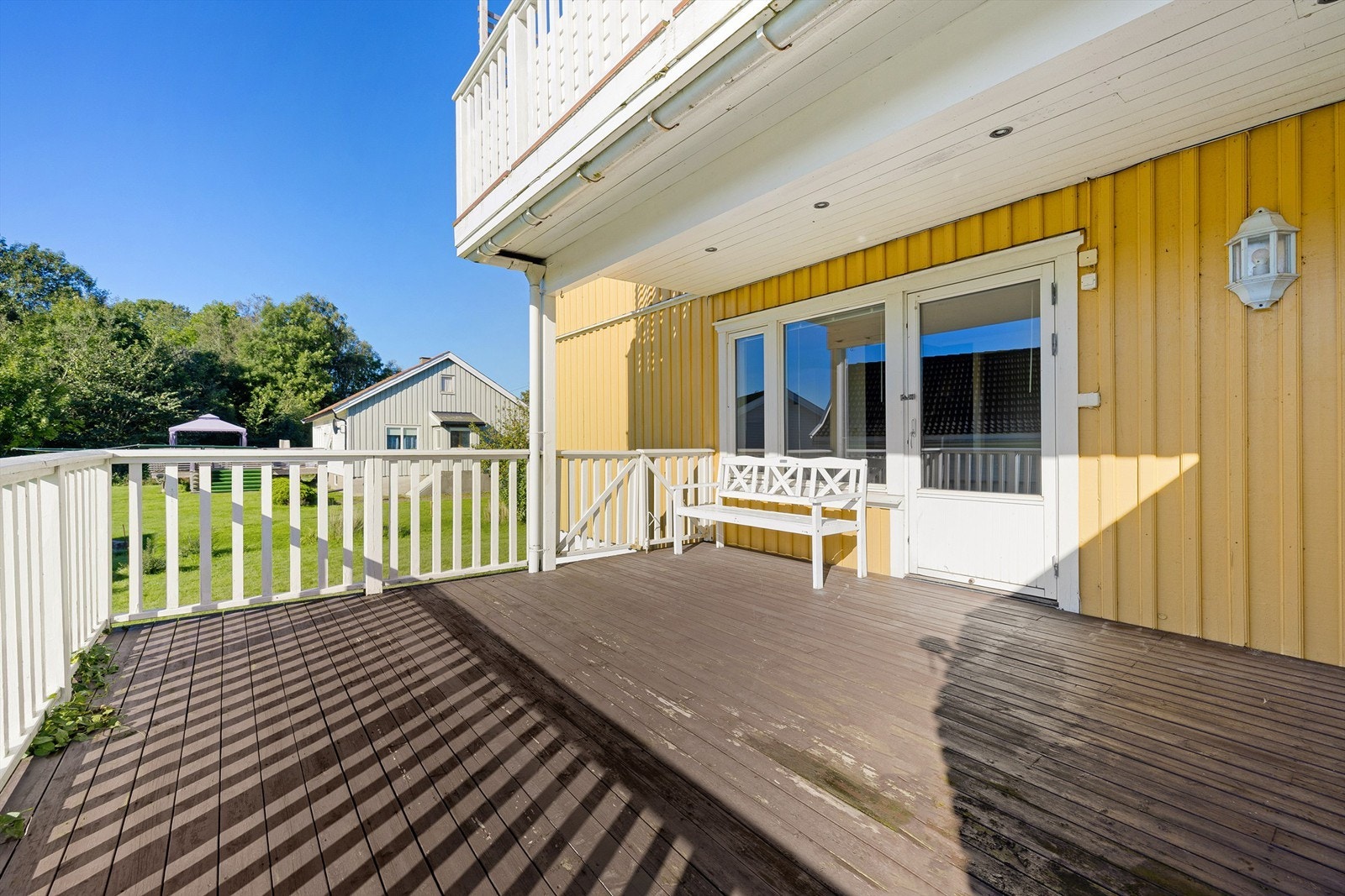 På den 20 kvm. store terrassen kan du både sitte ute i solen og skjermet under tak med følge av stemningsfremmende belysning. Galleribilde