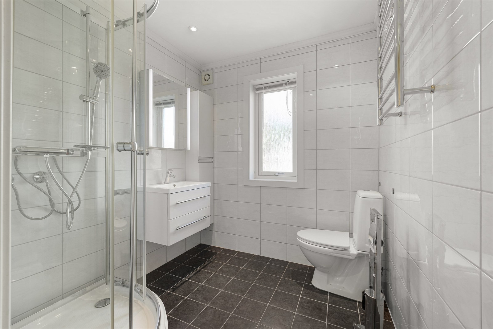 På badet ble oppgraderinger utført i 2011. Gulv og vegger er flislagt, i gulvet er det også varme. Galleribilde