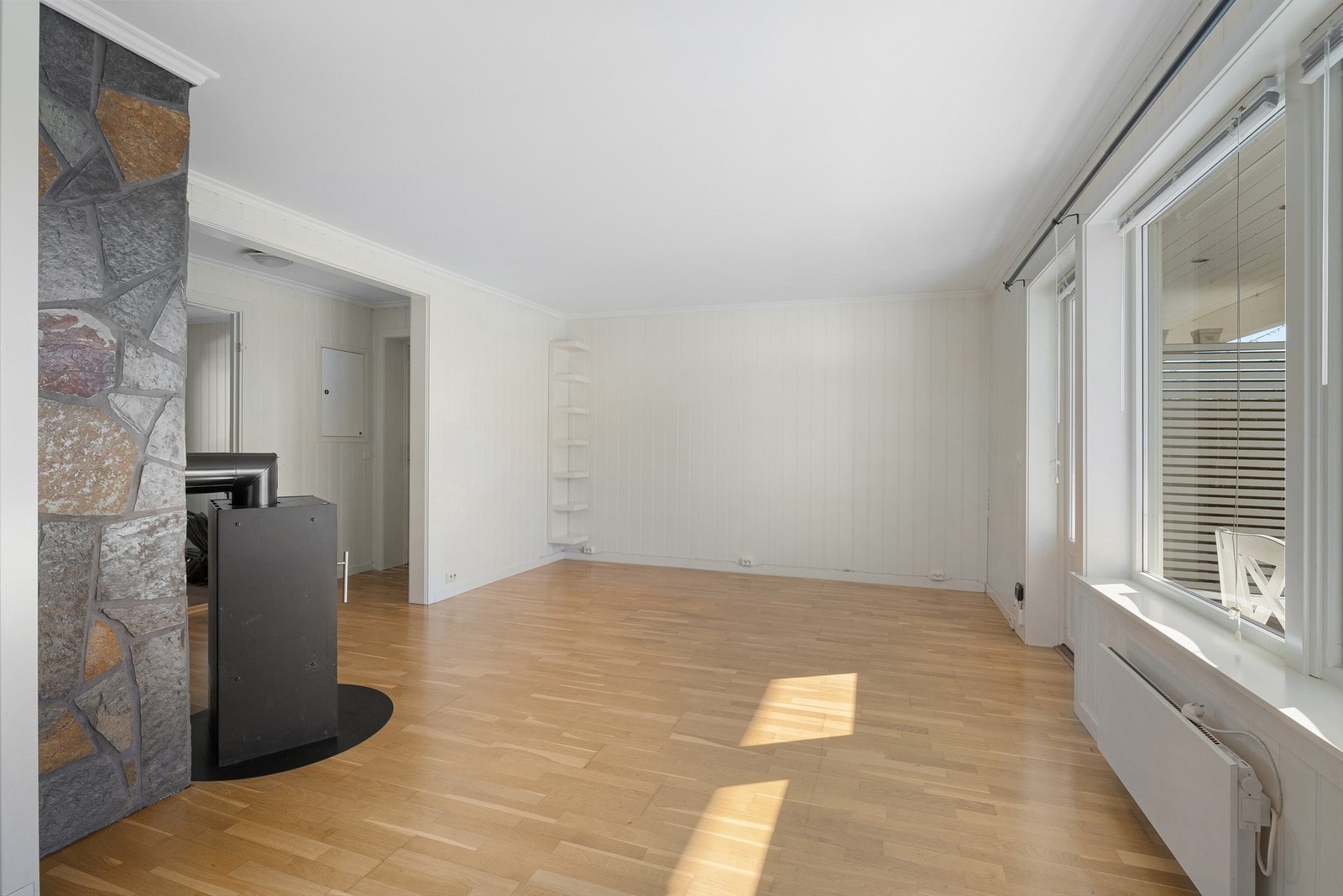 Leiligheten ble etablert med moderne standard for tiden rundt 2006 og har i dag noe bruks-/slitasjepreg, blant annet på gulvene. Galleribilde