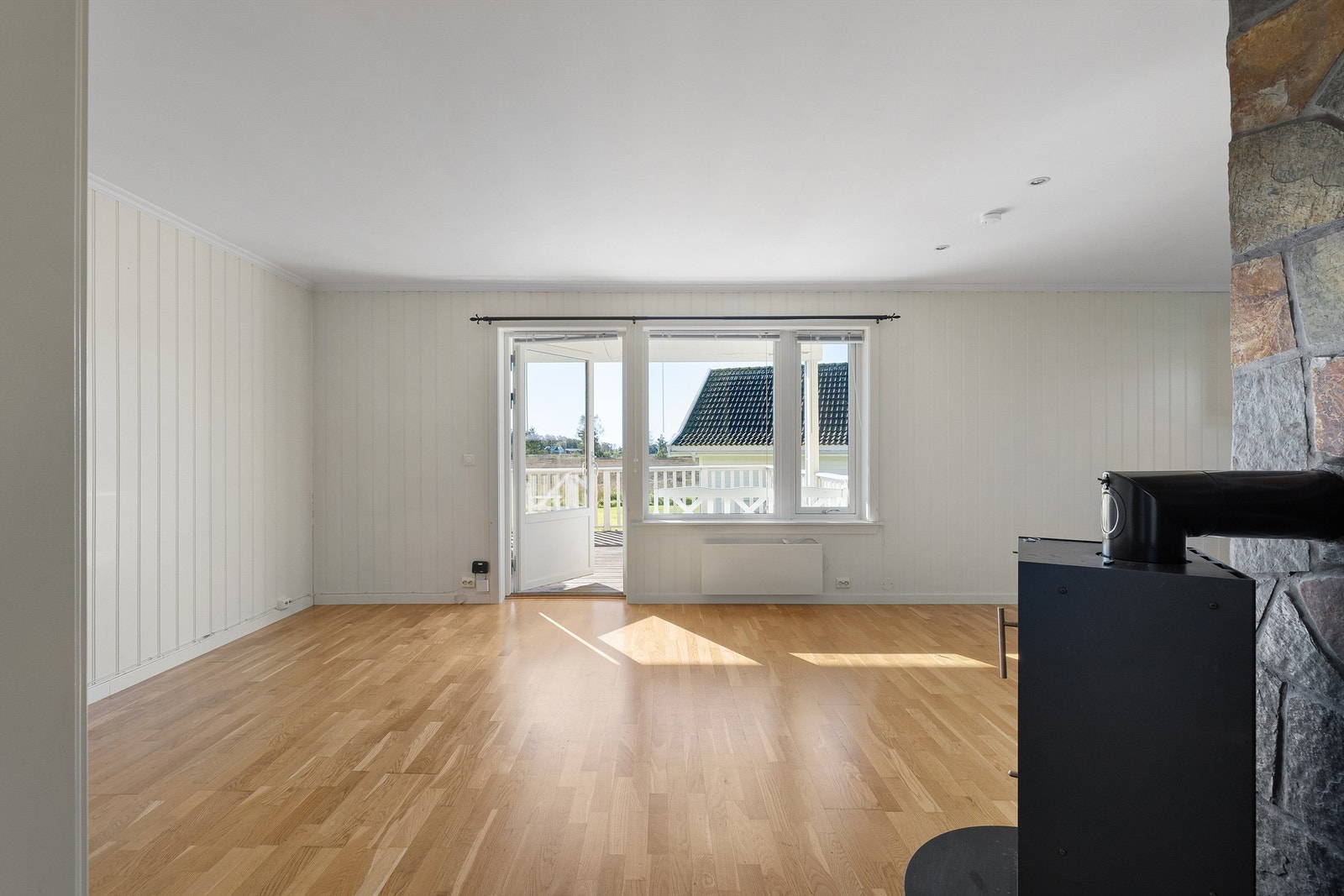 Vinduer mot syd gir både gode lysforhold i stuen og et vel så fint utsyn som på terrassen. Galleribilde