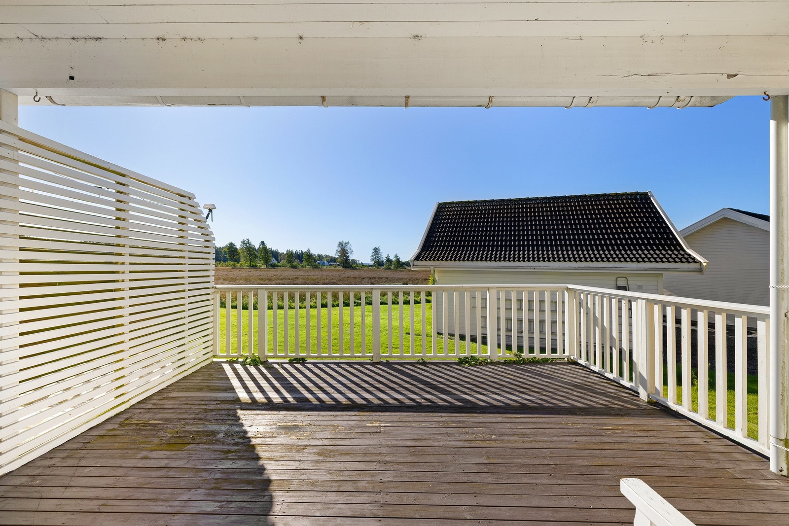På terrassen er det sol dagen gjennom og fint utsikt å se over åkerlandskapet i syd. Galleribilde