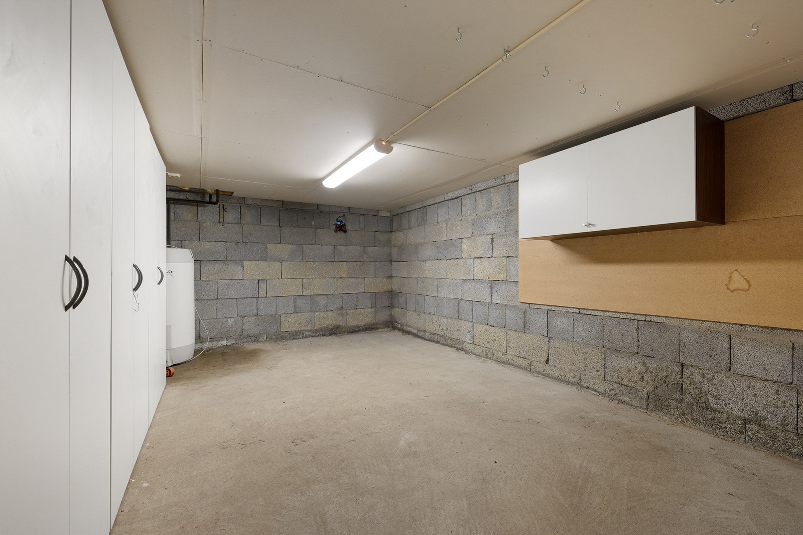 Leilighetens kjellerbod på hele 19 kvm. representerer en sjeldent stor lagringsplass. Galleribilde