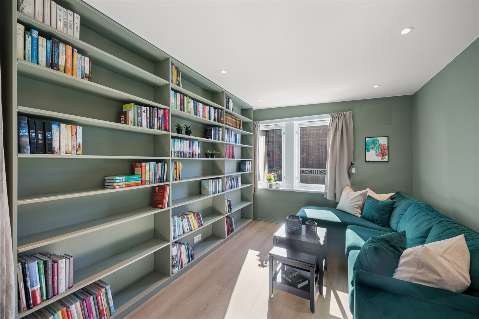 Koselig bibliotek hvor man kan trekke seg tilbake i hverdagen Galleribilde