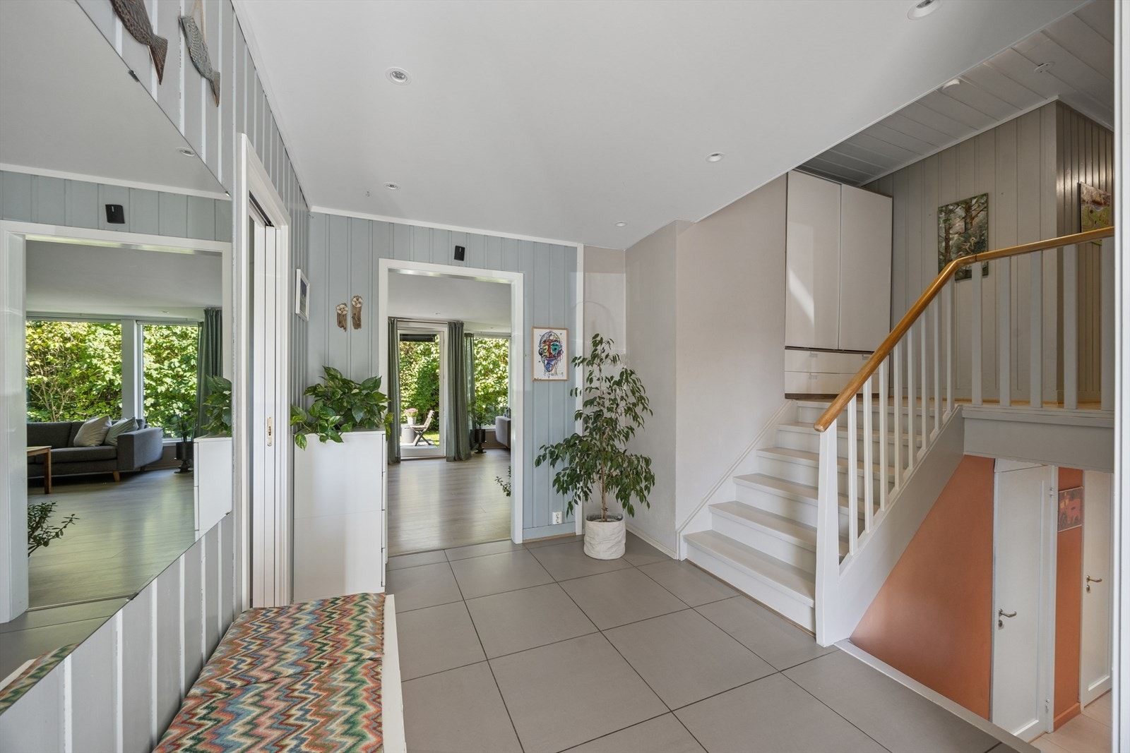 Hallen er av god størrelse med plass til yttertøy og sko. Det er vannbåren gulvvarme, som er praktisk for vått fottøy! Godt med oppbevaringsplass i garderobeskap Galleribilde