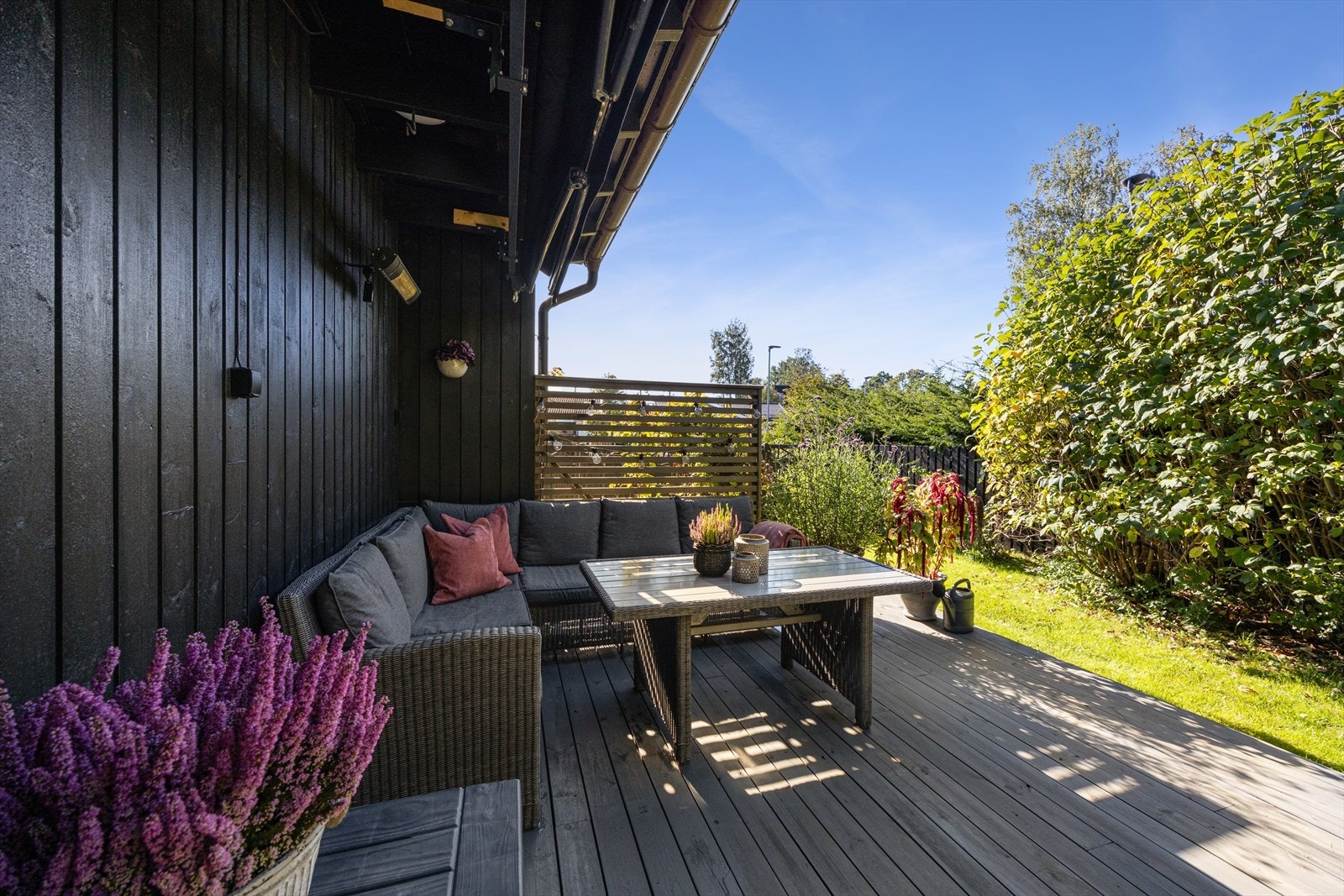 Uteplassen er på ca. 31 kvm er vendt mot vest. Det er god plass til flere sittegrupper og grill, og her kan fine dager virkelig nytes Galleribilde