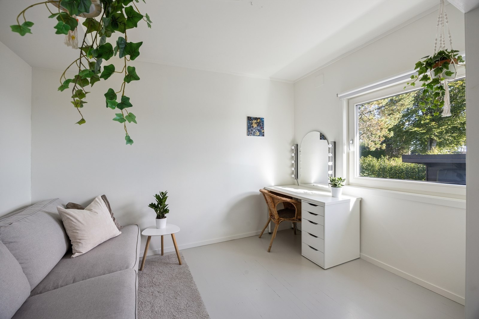 Soverom 4 med god plass til seng, nattbord, pult og garderobeskap Galleribilde