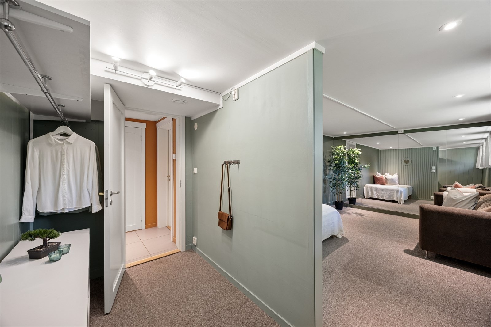 Stort rom i kjeller som benyttes som soverom, og er ikke godkjent Galleribilde