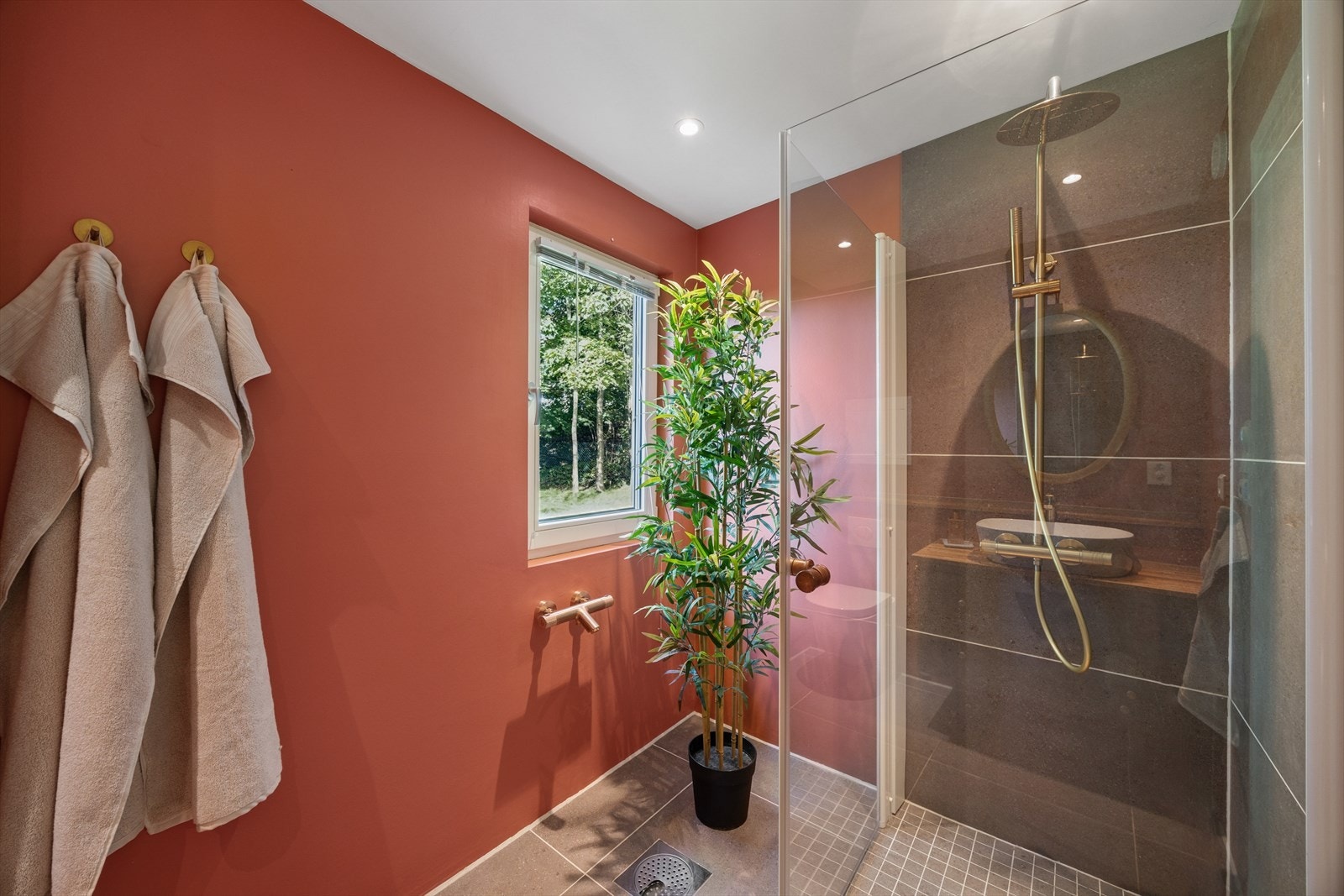 Det er flislagt gulv med flislagt dusjhjørne, samt varmekabler i gulvet. Det er også opplegg for badekar Galleribilde