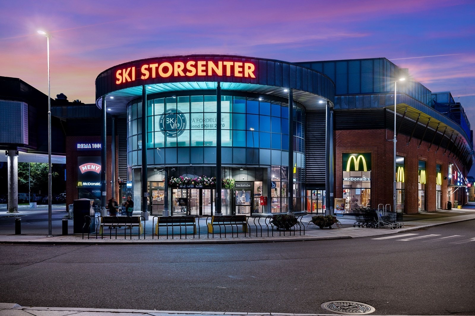 Ski storsenter med sine 145 butikker og spisesteder ligger kort avstand unna Galleribilde