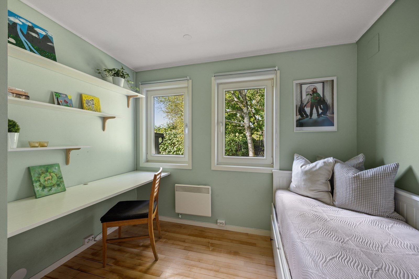 Soverom 2 har plass til seng, pult og garderobeskap Galleribilde